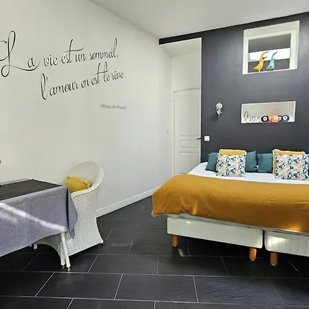 La Côté Cour 3* Dinan